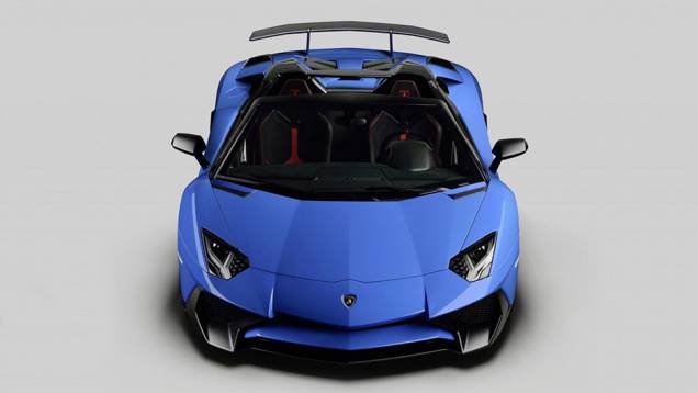 Curiosamente, o roadster é quase 50 kg mais pesado do que o cupê | <a href="https://quatrorodas.abril.com.br/noticias/fabricantes/lamborghini-aventador-sv-roadster-obra-arte-896220.shtml" target="_blank" rel="migration">Leia mais</a>