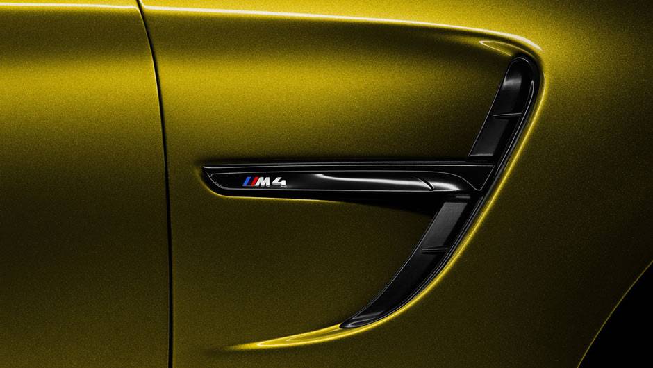 Olhando de lado, chamam aten&ccedil;&atilde;o as entradas de ar, decoradas com o logotipo M4 | <a href="https://quatrorodas.abril.com.br/noticias/fabricantes/bmw-mostra-fotos-concept-m4-750070.shtml" rel="migration">Leia mais</a>