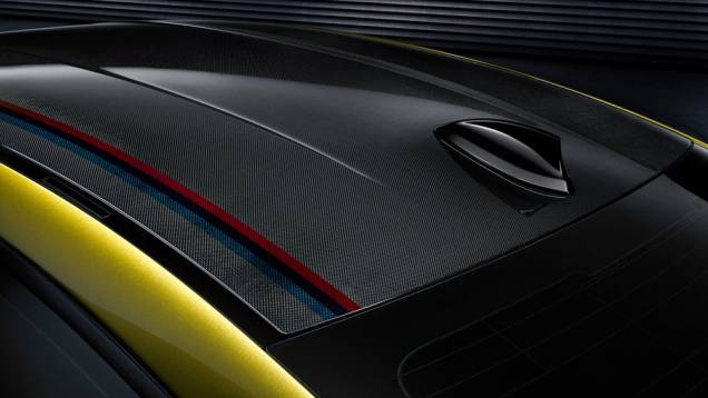 O teto de fibra de carbono tem faixas decorativas com as cores da divisão Motorsport | <a href="https://quatrorodas.abril.com.br/noticias/fabricantes/bmw-mostra-fotos-concept-m4-750070.shtml" rel="migration">Leia mais</a>