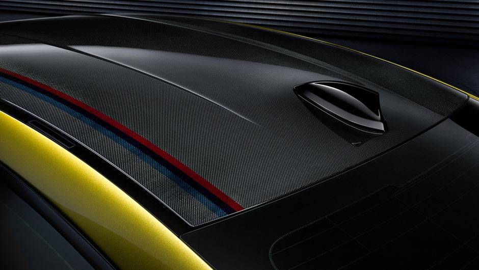 O teto de fibra de carbono tem faixas decorativas com as cores da divis&atilde;o Motorsport | <a href="https://quatrorodas.abril.com.br/noticias/fabricantes/bmw-mostra-fotos-concept-m4-750070.shtml" rel="migration">Leia mais</a>