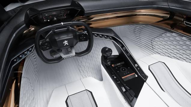 A cabine é uma evolução do iCockpit, presente em diversos modelos atuais da gama da Peugeot <a href="https://quatrorodas.abril.com.br/noticias/fabricantes/fractal-nova-aposta-peugeot-segmento-ja-conhecido-901480.shtml" target="_blank" rel="migration">Leia mais</a>