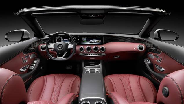 O interior tem até seis combinações de cores de revestimento disponíveis <a href="https://quatrorodas.abril.com.br/noticias/fabricantes/mercedes-benz-resgata-antiga-tradicao-classe-s-cabriolet-901700.shtml" target="_blank" rel="migration">Leia mais</a>