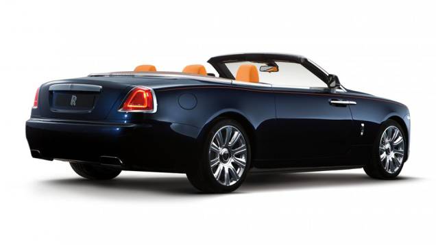 O Dawn foi tratado pela Rolls-Royce como o modelo "mais sexy" já feito por ela | <a href="https://quatrorodas.abril.com.br/noticias/fabricantes/conheca-dawn-novo-conversivel-rolls-royce-902940.shtml" target="_blank" rel="migration">Leia mais</a>