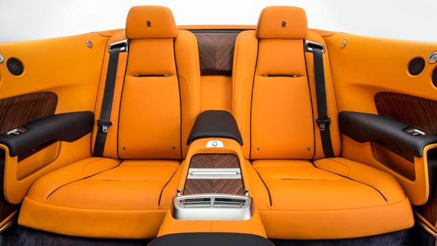 Chegando ao mercado em 2016, o Dawn deve ser vendido por 250 mil libras esterlinas | <a href="https://quatrorodas.abril.com.br/noticias/fabricantes/conheca-dawn-novo-conversivel-rolls-royce-902940.shtml" target="_blank" rel="migration">Leia mais</a> Chegando ao mercado em 2016, o Dawn deve ser vendido por 250 mil libras esterlinas | <a href="https://quatrorodas.abril.com.br/noticias/fabricantes/conheca-dawn-novo-conversivel-rolls-royce-902940.shtml" target="_blank" rel="migration">Leia mais</a>