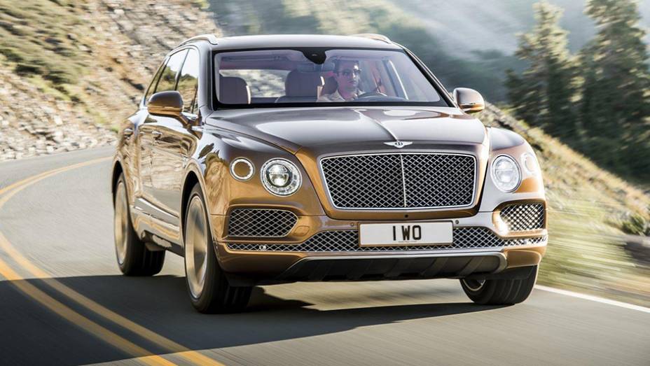 Com isso, ele é tido pela Bentley como mais rápido SUV do mundo, chegando a 301 km/h | <a href="https://quatrorodas.abril.com.br//noticias/fabricantes/bentley-bentayga-eleva-patamar-suvs-luxo-903320.shtml" target="_blank" rel="migration">Leia mais</a>