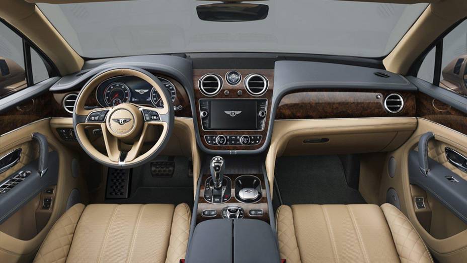 O interior é luxuoso, com revestimento de couro com sete variações de acabamento | <a href="https://quatrorodas.abril.com.br//noticias/fabricantes/bentley-bentayga-eleva-patamar-suvs-luxo-903320.shtml" target="_blank" rel="migration">Leia mais</a>