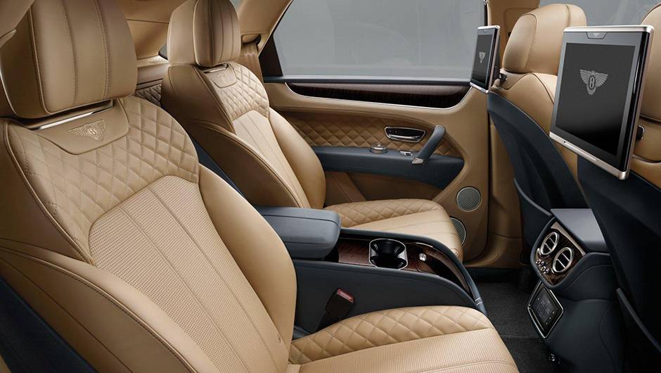 Na parte traseira, &eacute; poss&iacute;vel ter um banco &uacute;nico com tr&ecirc;s lugares ou dois bancos individuais | <a href="https://quatrorodas.abril.com.br//noticias/fabricantes/bentley-bentayga-eleva-patamar-suvs-luxo-903320.shtml" target="_blank" rel="migration">Leia mais</a>