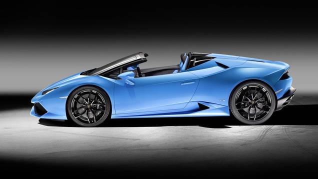 O teto de tecido pode ser acionado completamente em 17 segundos | <a href="https://quatrorodas.abril.com.br/noticias/fabricantes/lamborghini-huracan-spyder-revelado-prioriza-conforto-interno-904960.shtml" target="_blank" rel="migration">Leia mais</a>