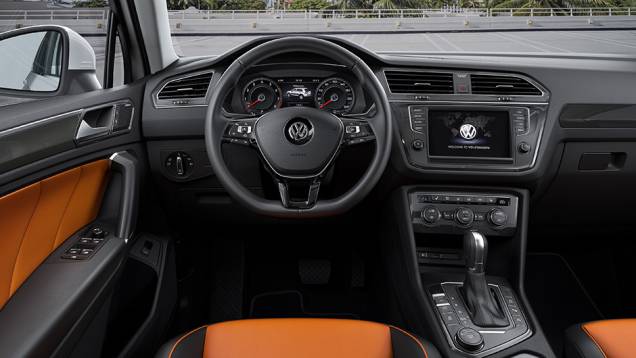 O painel central do Tiguan também foi modificado, com visual mais limpo | <a href="https://quatrorodas.abril.com.br/noticias/fabricantes/nova-geracao-volkswagen-tiguan-salto-tecnologico-904880.shtml" target="_blank" rel="migration">Leia mais</a>