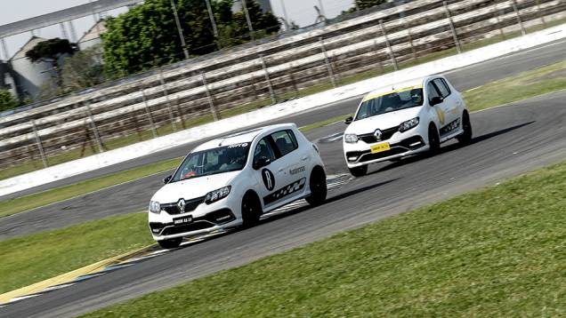 Para saber se o Sandero R.S. é mesmo um carro esportivo, dois pilotos que correram na F1 foram convidados para fazer um test drive: Antonio Pizzonia e Tarso Marques. Saiba o que eles acharam do carro Para saber se o Sandero R.S. é mesmo um carro esportivo, dois pilotos que correram na F1 foram convidados para fazer um test drive: Antonio Pizzonia e Tarso Marques. Saiba o que eles acharam do carro