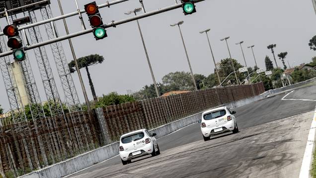 Para saber se o Sandero R.S. é mesmo um carro esportivo, dois pilotos que correram na F1 foram convidados para fazer um test drive: Antonio Pizzonia e Tarso Marques. Saiba o que eles acharam do carro Para saber se o Sandero R.S. é mesmo um carro esportivo, dois pilotos que correram na F1 foram convidados para fazer um test drive: Antonio Pizzonia e Tarso Marques. Saiba o que eles acharam do carro