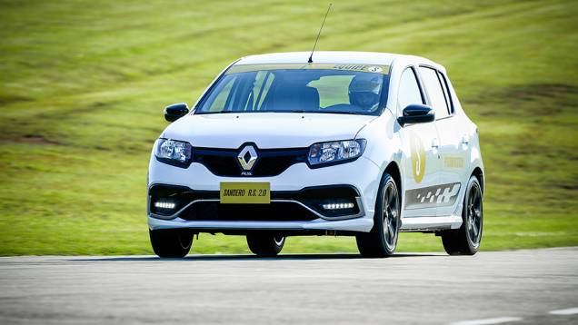 Para saber se o Sandero R.S. é mesmo um carro esportivo, dois pilotos que correram na F1 foram convidados para fazer um test drive: Antonio Pizzonia e Tarso Marques. Saiba o que eles acharam do carro Para saber se o Sandero R.S. é mesmo um carro esportivo, dois pilotos que correram na F1 foram convidados para fazer um test drive: Antonio Pizzonia e Tarso Marques. Saiba o que eles acharam do carro