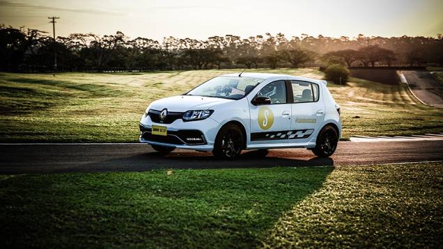 Para saber se o Sandero R.S. é mesmo um carro esportivo, dois pilotos que correram na F1 foram convidados para fazer um test drive: Antonio Pizzonia e Tarso Marques. Saiba o que eles acharam do carro Para saber se o Sandero R.S. é mesmo um carro esportivo, dois pilotos que correram na F1 foram convidados para fazer um test drive: Antonio Pizzonia e Tarso Marques. Saiba o que eles acharam do carro