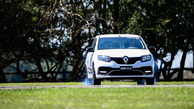 Para saber se o Sandero R.S. é mesmo um carro esportivo, dois pilotos que correram na F1 foram convidados para fazer um test drive: Antonio Pizzonia e Tarso Marques. Saiba o que eles acharam do carro Para saber se o Sandero R.S. é mesmo um carro esportivo, dois pilotos que correram na F1 foram convidados para fazer um test drive: Antonio Pizzonia e Tarso Marques. Saiba o que eles acharam do carro