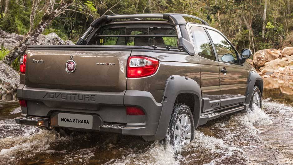 A traseira ganhou novas lanternas, tampa traseira redesenhada e ca&ccedil;amba mais alta | <a href="https://quatrorodas.abril.com.br/carros/lancamentos/fiat-strada-2014-757188.shtml" rel="migration">Leia mais</a>