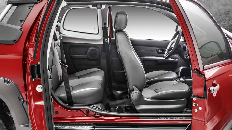 Posicionada do lado direito, a terceira porta s&oacute; pode ser aberta quando a porta do passageiro tamb&eacute;m est&aacute; aberta | <a href="https://quatrorodas.abril.com.br/carros/lancamentos/fiat-strada-2014-757188.shtml" rel="migration">Leia mais</a>