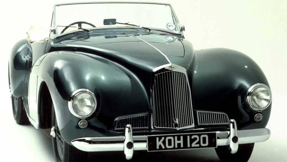 DB1 (1948): os 90 cv do motor 2.0 levavam o leve veículo aos 150 km/h; foi o primeiro modelo da linha DB, batizada com as iniciais de David Brown, então investidor da marca