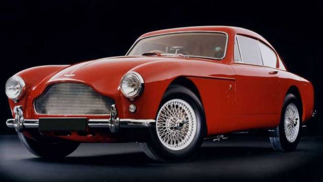 DB Mark III (1957): evolução do pouco conhecido DB3, inaugurou a grade frontal que se tornaria característica marcante dos modelos Aston Martin; o motor de seis cilindros tinha 162 cv
