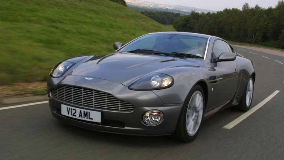 V12 Vantage (2001): o motor 6.0 V12 entregava 460 cv, mas o grande destaque era a eficiência da transmissão sequencial, que trocava as marchas em menos de 250 milissegundos