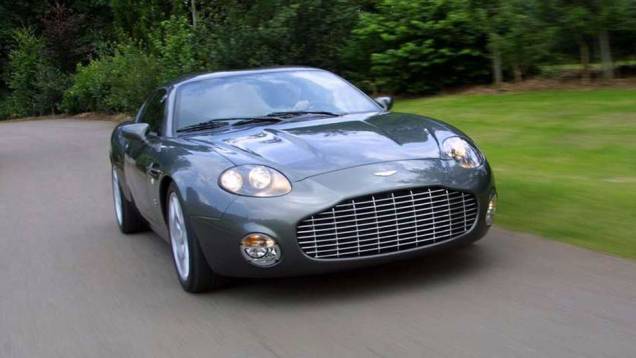 DB7 Vantage Zagato (2002): 15 anos após o último projeto feito em conjunto com a Zagato, a Aston Martin chamou o estúdio italiano para criar uma versão exclusiva do DB7 Vantage; a enorme grade frontal identifica o carro