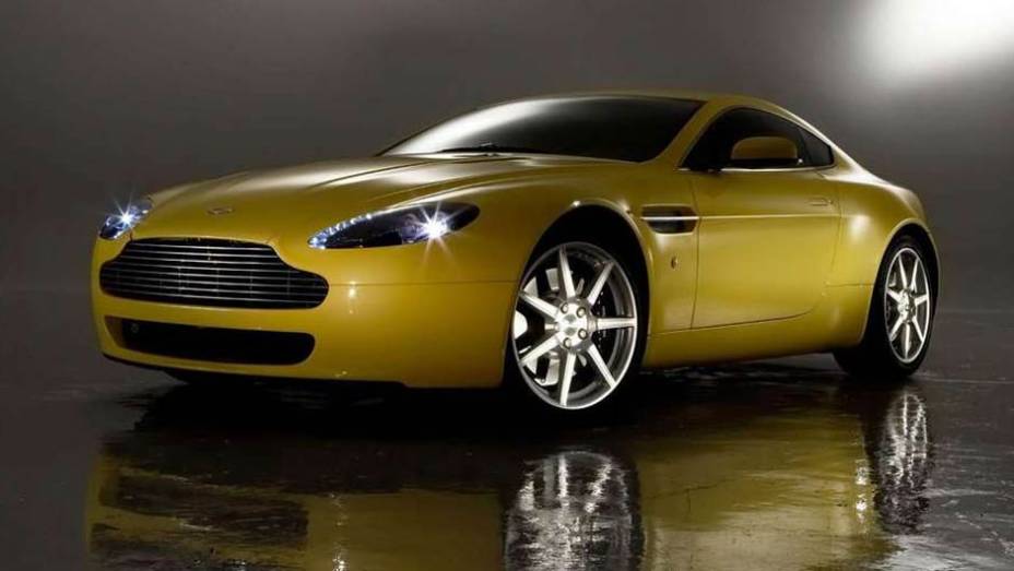 V8 Vantage (2005): dois anos após ser mostrado como carro-conceito, foi lançado para inaugurar a nova identidade visual da marca, adotada nos lançamentos posteriores