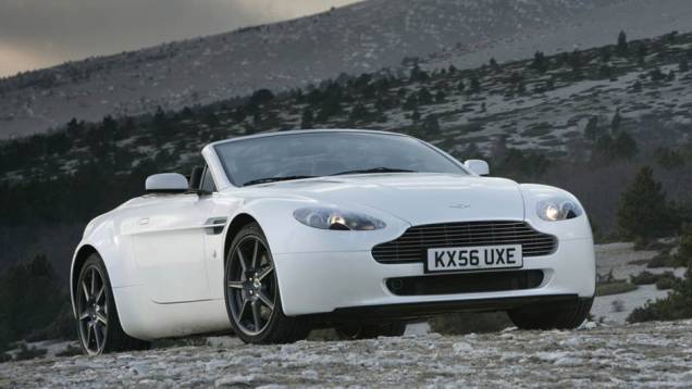 V8 Vantage Roadster (2007): um dos conversíveis mais cobiçados do planeta, tinha um motor V8 que o levava de 0 a 100 km/h em cinco segundos e à velocidade máxima de 280 km/h V8 Vantage Roadster (2007): um dos conversíveis mais cobiçados do planeta, tinha um motor V8 que o levava de 0 a 100 km/h em cinco segundos e à velocidade máxima de 280 km/h