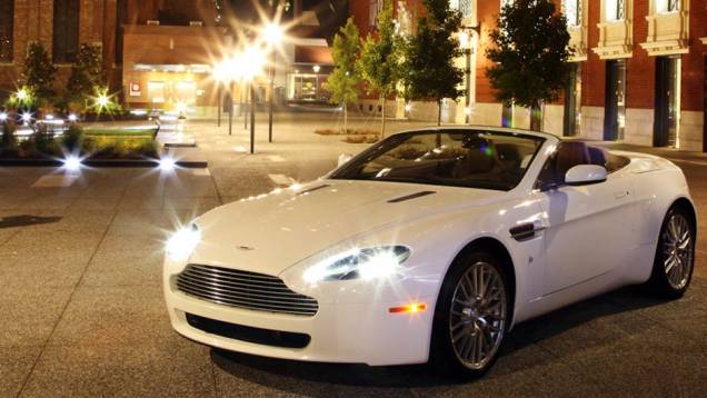 V8 Vantage (2009): originalmente lançado em 2005, recebeu algumas melhorias quatro anos depois, incluindo mais potência e nova transmissão