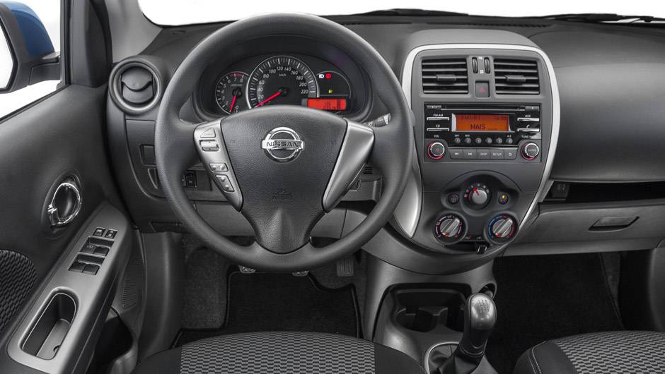 Interior ganhou novas sa&iacute;das de ar - agora retangulares no lugar das antigas redondas | <a href="https://quatrorodas.abril.com.br/carros/lancamentos/nissan-new-march-782972.shtml" rel="migration">Leia mais</a>