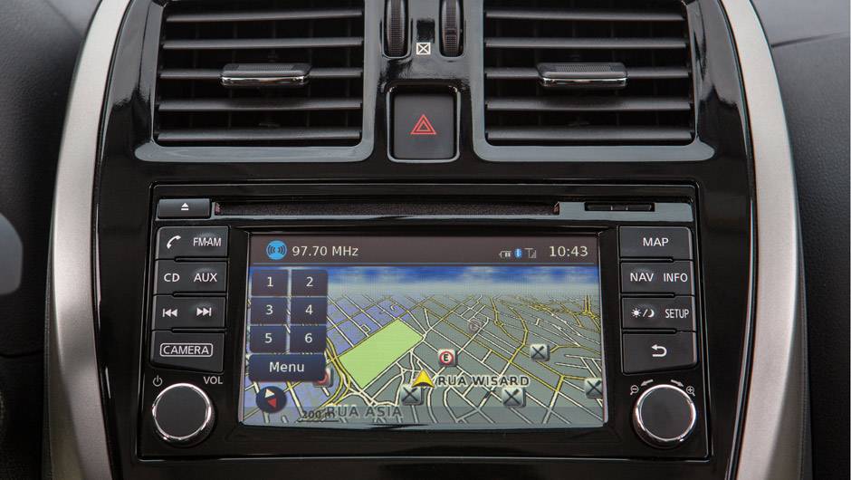 Vers&atilde;o topo-de-linha SL traz nova central multim&iacute;dia com tela de 5,8 polegadas, GPS e c&acirc;mera de r&eacute; | <a href="https://quatrorodas.abril.com.br/carros/lancamentos/nissan-new-march-782972.shtml" rel="migration">Leia mais</a>