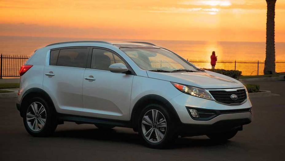 Opcionalmente, o SUV pode vir com faróis com LED, já oferecidos na versão vendida no Brasil | <a href="https://quatrorodas.abril.com.br/noticias/fabricantes/kia-revela-facelift-sportage-2014-eua-754251.shtml" rel="migration">Leia mais</a>