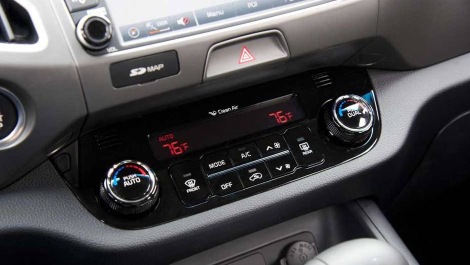 As mudanças foram ainda mais discretas por dentro, incluindo ar-condicionado também para os ocupantes do banco de trás | <a href="https://quatrorodas.abril.com.br/noticias/fabricantes/kia-revela-facelift-sportage-2014-eua-754251.shtml" rel="migration">Leia mais</a>