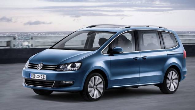Reestilizada, a minivan Sharan será uma das novidades da Volkswagen no Salão de Genebra | <a href="https://quatrorodas.abril.com.br/noticias/saloes/genebra-2015/vw-apresenta-nova-sharan-837542.shtml" target="_blank" rel="migration">Leia mais</a>