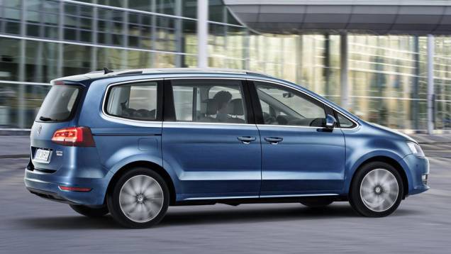Embora seja comercializada em países como a Argentina, a Sharan nunca foi vendida no Brasil | <a href="https://quatrorodas.abril.com.br/noticias/saloes/genebra-2015/vw-apresenta-nova-sharan-837542.shtml" target="_blank" rel="migration">Leia mais</a> Embora seja comercializada em países como a Argentina, a Sharan nunca foi vendida no Brasil | <a href="https://quatrorodas.abril.com.br/noticias/saloes/genebra-2015/vw-apresenta-nova-sharan-837542.shtml" target="_blank" rel="migration">Leia mais</a>