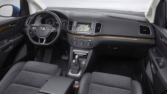 Interior teve mudanças mais discretas, mas traz nova central multimídia e recursos de segurança ativa e passiva como opcionais | <a href="https://quatrorodas.abril.com.br/noticias/saloes/genebra-2015/vw-apresenta-nova-sharan-837542.shtml" target="_blank" rel="migration">Leia</a> Interior teve mudanças mais discretas, mas traz nova central multimídia e recursos de segurança ativa e passiva como opcionais | <a href="https://quatrorodas.abril.com.br/noticias/saloes/genebra-2015/vw-apresenta-nova-sharan-837542.shtml" target="_blank" rel="migration">Leia</a>