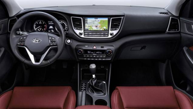 O interior está mais harmonioso e bem-acabado, incluindo itens como central multimídia com GPS e ar-condicionado digital | <a href="https://quatrorodas.abril.com.br/noticias/saloes/genebra-2015/nova-tucson-finalmente-revelada-837100.shtml" rel="migration">Leia mais</a> O interior está mais harmonioso e bem-acabado, incluindo itens como central multimídia com GPS e ar-condicionado digital | <a href="https://quatrorodas.abril.com.br/noticias/saloes/genebra-2015/nova-tucson-finalmente-revelada-837100.shtml" rel="migration">Leia mais</a>
