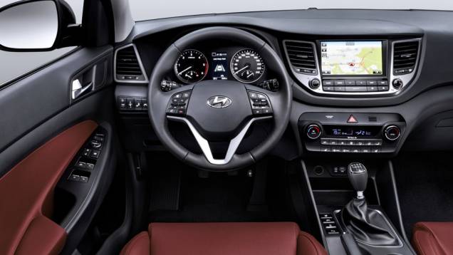 As imagens divulgadas pela Hyundai mostram que o carro terá alerta de mudança de faixa, conforme indicado na tela entre os mostradores do painel | <a href="https://quatrorodas.abril.com.br/noticias/saloes/genebra-2015/nova-tucson-finalmente-revelada-837100." rel="migration"></a>