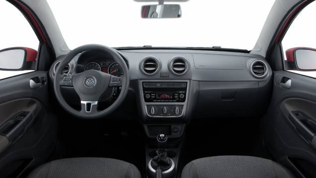 Por dentro, temos um novo grafismo nos instrumentos e novas saídas de ar-condicionado | <a href="https://quatrorodas.abril.com.br/carros/lancamentos/vw-saveiro-2014-738896.shtml" rel="migration">Leia mais</a> Por dentro, temos um novo grafismo nos instrumentos e novas saídas de ar-condicionado | <a href="https://quatrorodas.abril.com.br/carros/lancamentos/vw-saveiro-2014-738896.shtml" rel="migration">Leia mais</a>