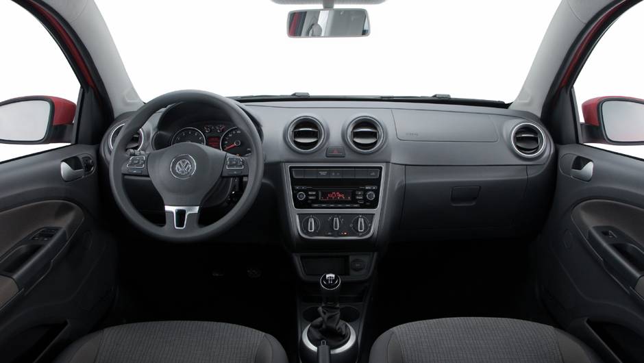 Por dentro, temos um novo grafismo nos instrumentos e novas sa&iacute;das de ar-condicionado | <a href="https://quatrorodas.abril.com.br/carros/lancamentos/vw-saveiro-2014-738896.shtml" rel="migration">Leia mais</a>