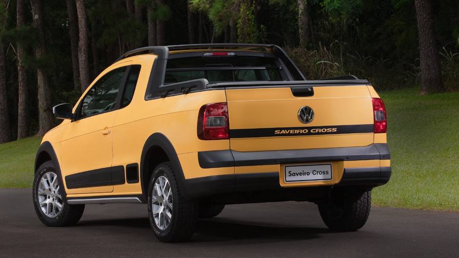Al&eacute;m dos frisos laterais personalizados, a Saveiro Cross traz o nome estampado na tampa da ca&ccedil;amba | <a href="https://quatrorodas.abril.com.br/carros/lancamentos/vw-saveiro-2014-738896.shtml" rel="migration">Leia mais</a>