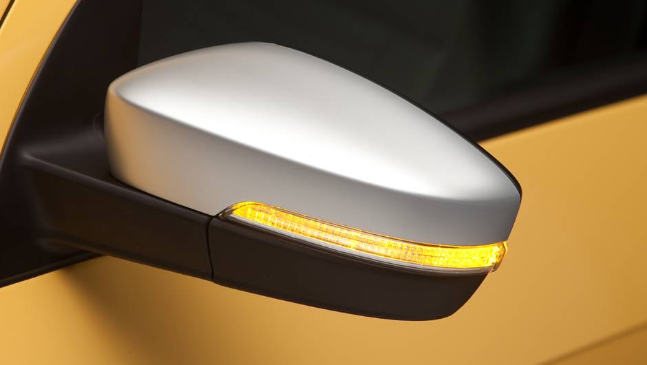 Os espelhos retrovisores t&ecirc;m luzes de seta embutidas e acabamento prateado | <a href="https://quatrorodas.abril.com.br/carros/lancamentos/vw-saveiro-2014-738896.shtml" rel="migration">Leia mais</a>