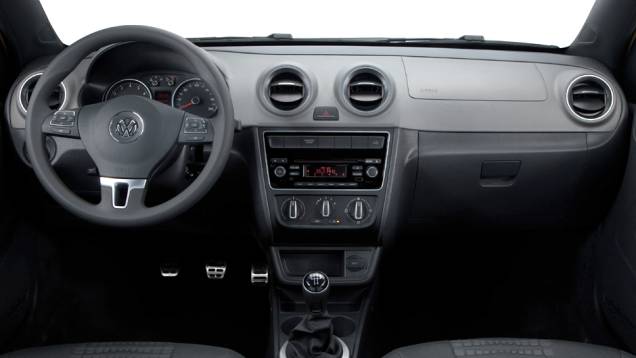O interior tem detalhes em Piano Black, cromados e pedaleiras de alumínio | <a href="https://quatrorodas.abril.com.br/carros/lancamentos/vw-saveiro-2014-738896.shtml" rel="migration">Leia mais</a> O interior tem detalhes em Piano Black, cromados e pedaleiras de alumínio | <a href="https://quatrorodas.abril.com.br/carros/lancamentos/vw-saveiro-2014-738896.shtml" rel="migration">Leia mais</a>
