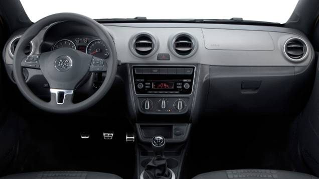 O interior tem detalhes em Piano Black, cromados e pedaleiras de alumínio | <a href="https://quatrorodas.abril.com.br/carros/lancamentos/vw-saveiro-2014-738896.shtml" rel="migration">Leia mais</a>