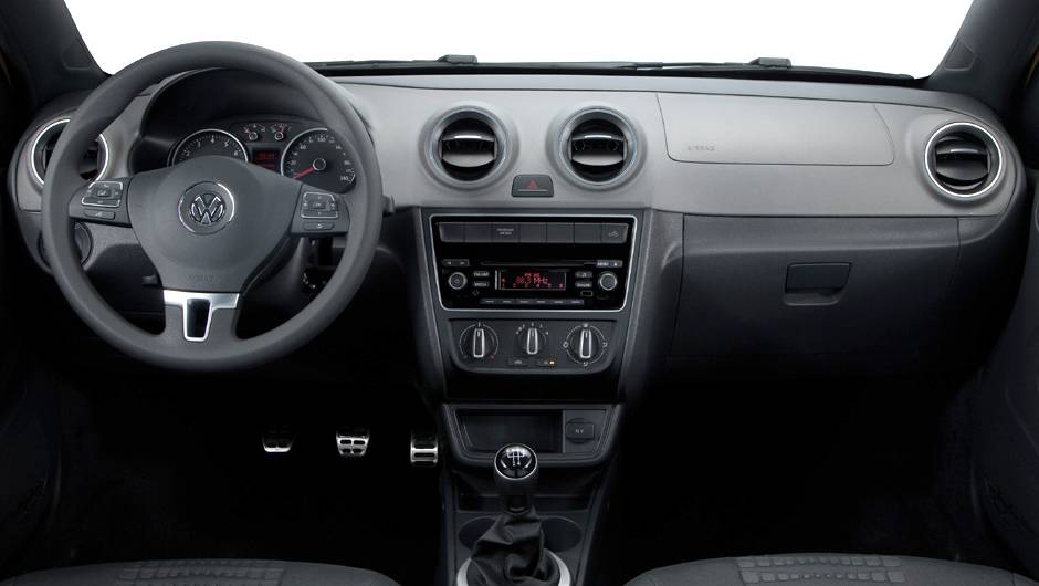 O interior tem detalhes em Piano Black, cromados e pedaleiras de alum&iacute;nio | <a href="https://quatrorodas.abril.com.br/carros/lancamentos/vw-saveiro-2014-738896.shtml" rel="migration">Leia mais</a>
