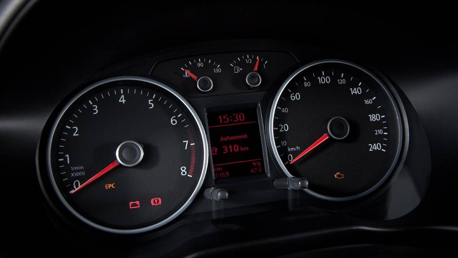 Painel de instrumentos oferece f&aacute;cil leitura das informa&ccedil;&otilde;es e computador de bordo I-System | <a href="https://quatrorodas.abril.com.br/carros/lancamentos/vw-saveiro-2014-738896.shtml" rel="migration">Leia mais</a>