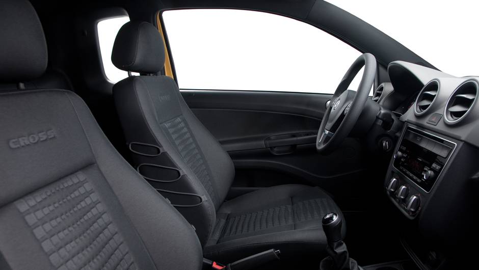 Bancos possuem fios laterais feitos de pl&aacute;stico reciclado e detalhes em baixo relevo | <a href="https://quatrorodas.abril.com.br/carros/lancamentos/vw-saveiro-2014-738896.shtml" rel="migration">Leia mais</a>