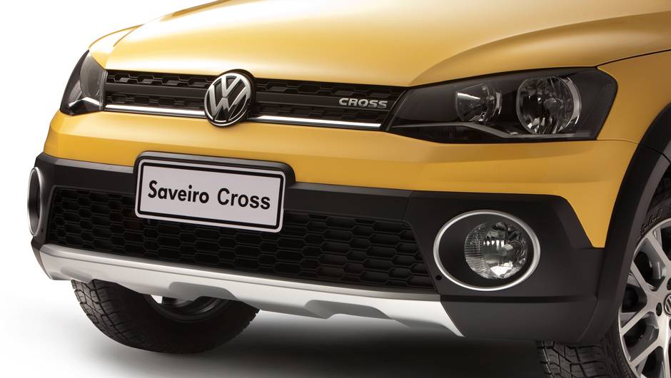 Detalhe da frente com grade exclusiva e os enormes far&oacute;is auxiliares com molduras cromadas | <a href="https://quatrorodas.abril.com.br/carros/lancamentos/vw-saveiro-2014-738896.shtml" rel="migration">Leia mais</a>