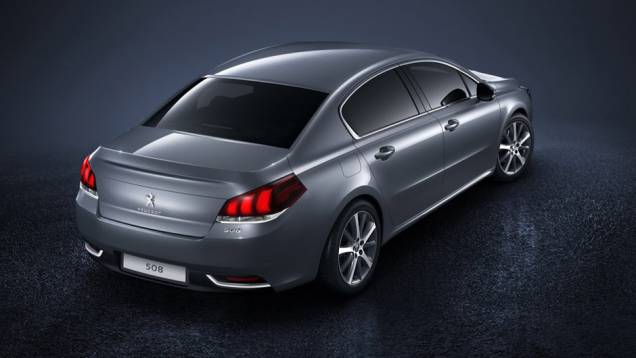 Atrás, o 508 traz novas lanternas e para-choque redesenhado | <a href="https://quatrorodas.abril.com.br/noticias/saloes/paris-2014/peugeot-muda-visual-508-786474.shtml" rel="migration">Leia mais</a>