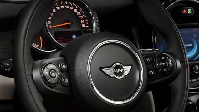 Charmoso, o painel agora traz o velocímetro em seu lugar devido, ou seja, atrás do volante | <a href="https://quatrorodas.abril.com.br/carros/lancamentos/mini-cooper-2014-760542.shtml" rel="migration">Leia mais</a>