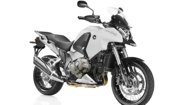 A Honda confirmou nesta terça-feira (18) a chegada da VFR 1200X Crosstourer ao mercado brasileiro | <a href="%20https://quatrorodas.abril.com.br/moto/noticias/honda-vfr-1200x-crosstourer-729192.shtml" rel="migration">Leia mais</a>