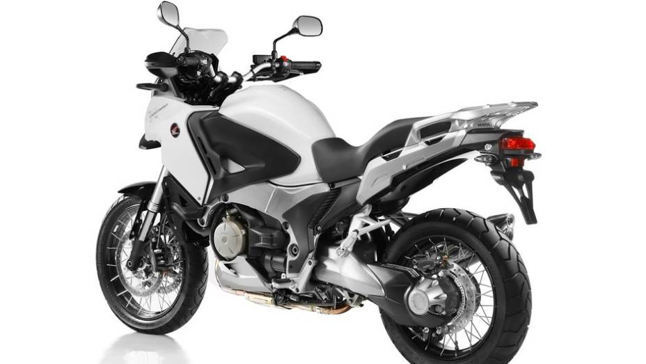 O modelo aventureiro passa a ser disponibilizado nas concessionárias da marca japonesa por R$ 79.900 e tem um ano de garantia | <a href="%20https://quatrorodas.abril.com.br/moto/noticias/honda-vfr-1200x-crosstourer-729192.shtml" rel="migration">Leia mais</a>